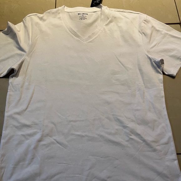 White v neck size Xl - Picture 1 of 2